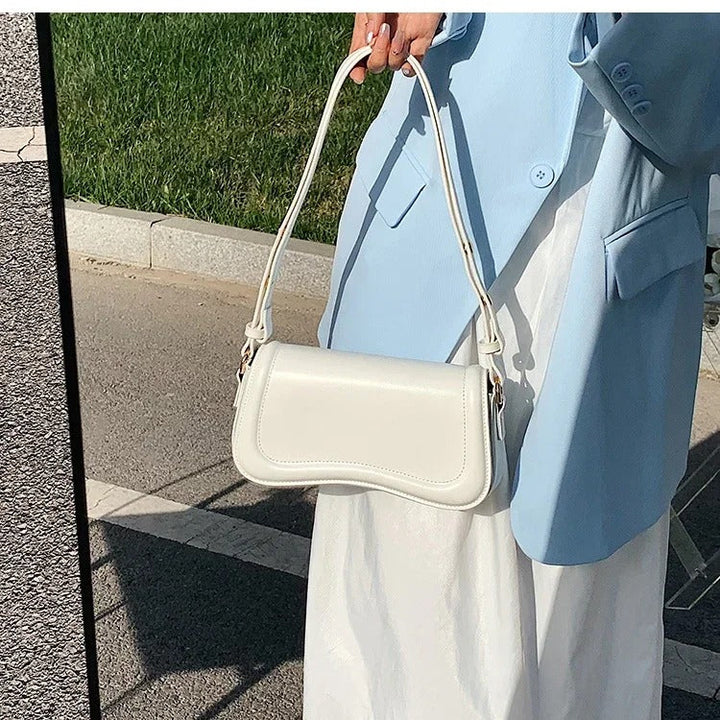 Cadence Vågig Flap Vegansk Läder Handväska