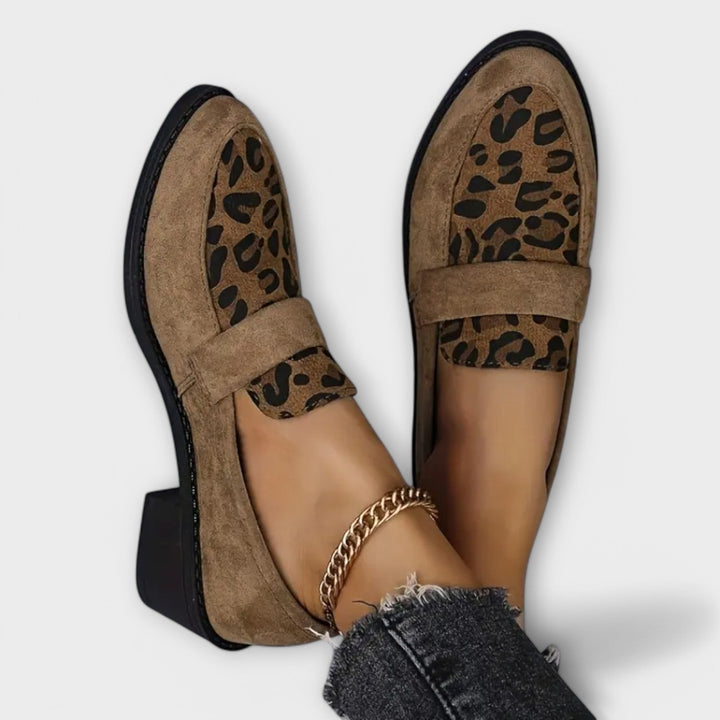 Eleganta kvinnoskor med leopardmönster