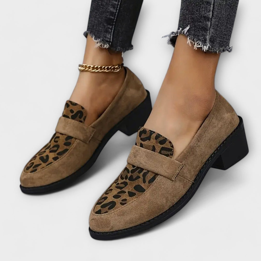 Eleganta kvinnoskor med leopardmönster