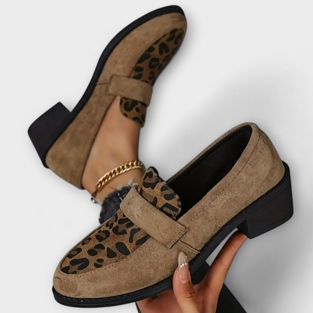 Eleganta kvinnoskor med leopardmönster