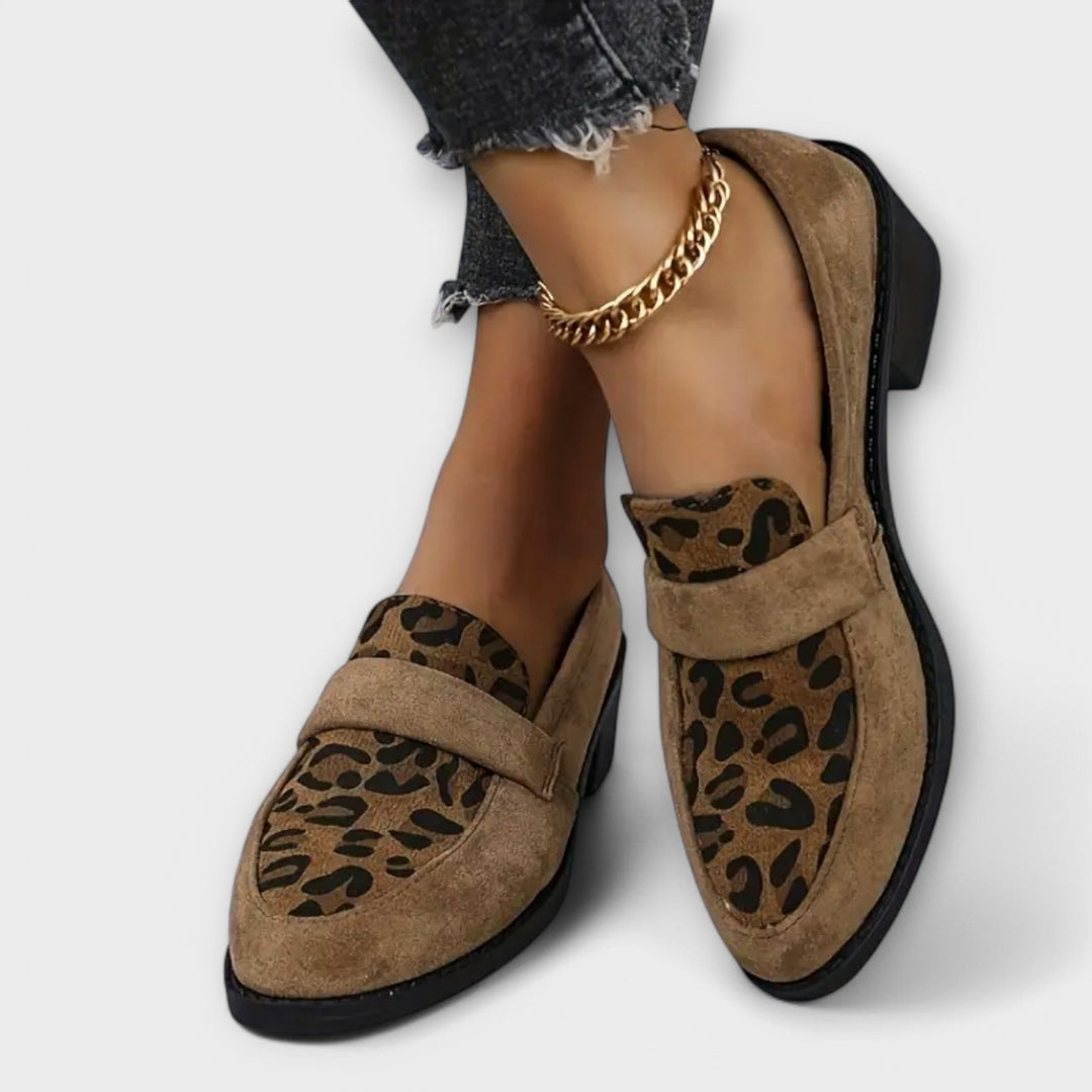 Eleganta kvinnoskor med leopardmönster