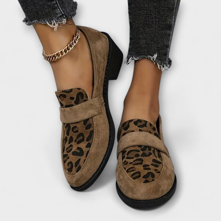Eleganta kvinnoskor med leopardmönster